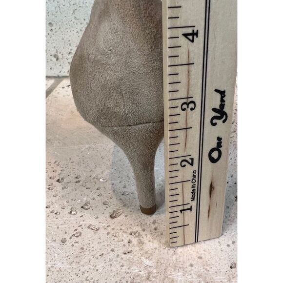 Elia. B London Women’s Perforated Tan Pump Closed Toe 2 1/2 inch Heels Sz 5.5 - Picture 10 of 10